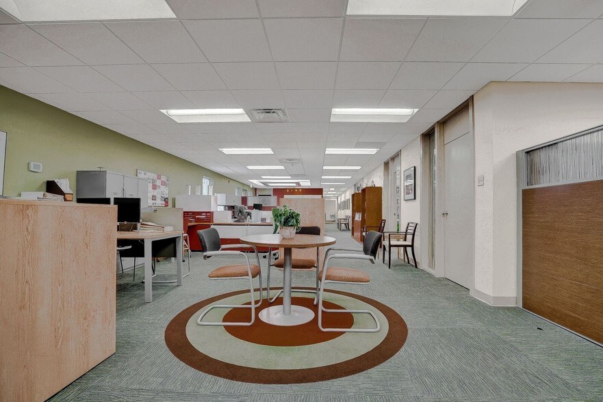 More Photos Of 240 E Sunset Rd, El Paso Office For Lease