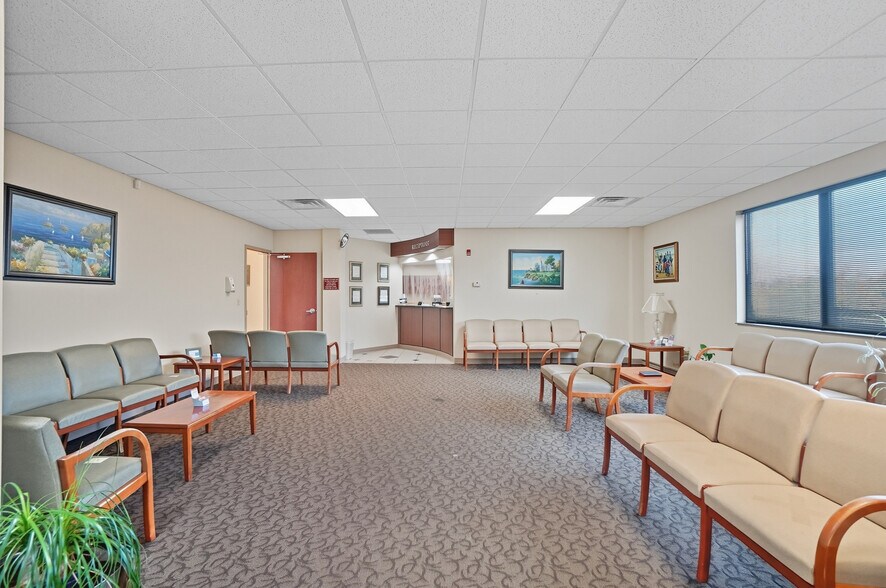 More Photos Of 916-920 W Market St, Lima Medical For Lease