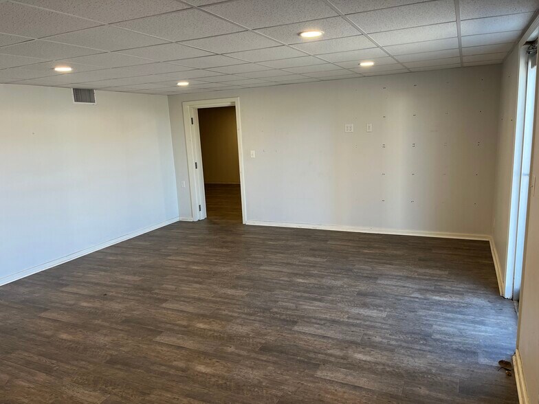 More Photos Of 908 E North St, Salina Warehouse For Lease