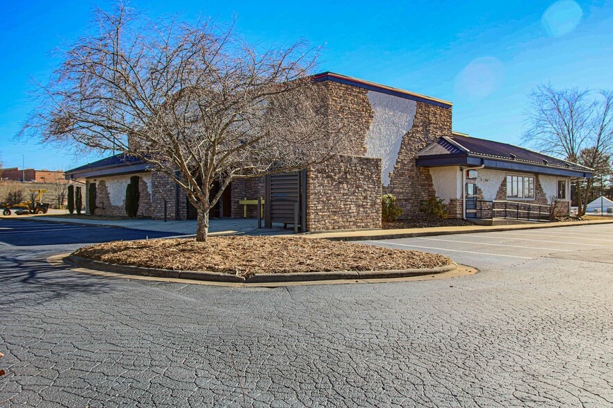 More Photos Of 341 Rockwood Rd, Arden Restaurant For Lease