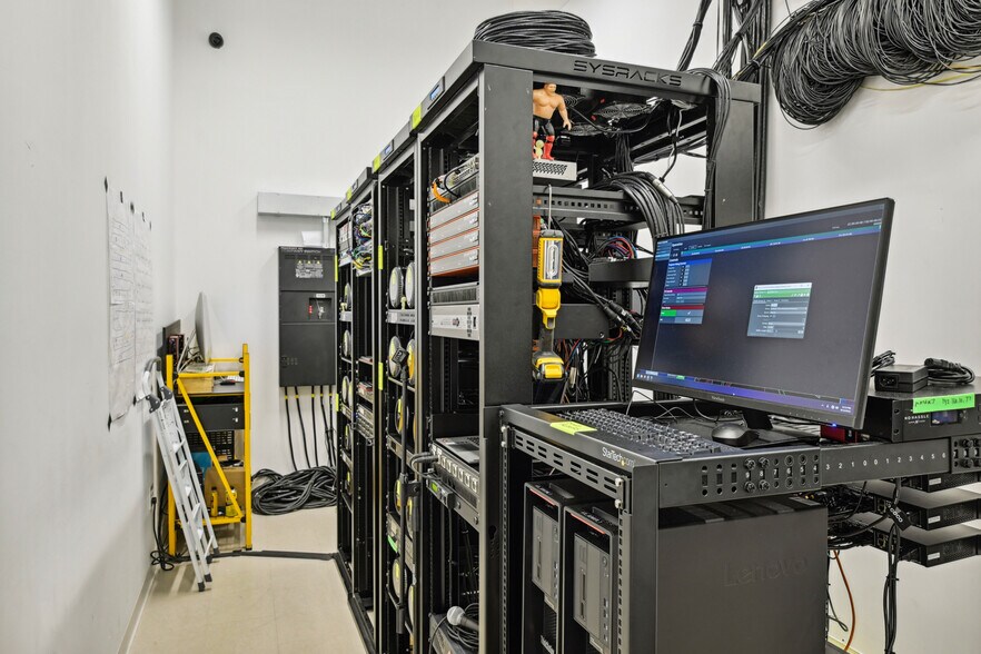 More Photos Of 159 Armour Dr NE, Atlanta Showroom For Lease