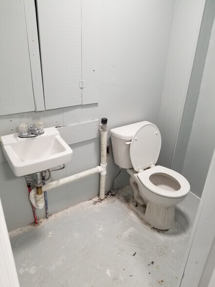 More Photos Of 22 Van Buren Ave, Floral Park Warehouse For Lease