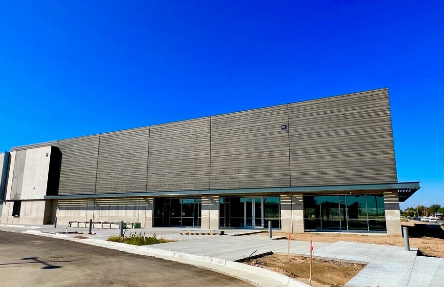 More Photos Of 2251 N Revere St, Aurora Light Manufacturing For Lease