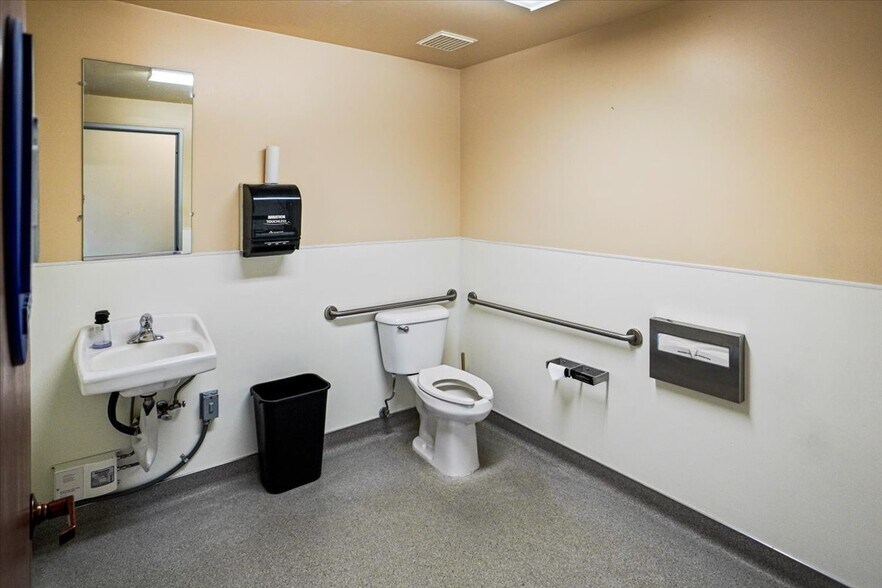 More Photos Of 42913 Capital Dr, Lancaster Flex For Sale