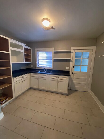 More Photos Of 1617 Ashley River Rd, Charleston Freestanding For Lease