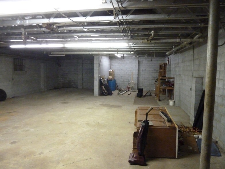 More Photos Of 910 Edgefield St, Greenwood Light Distribution For Sale
