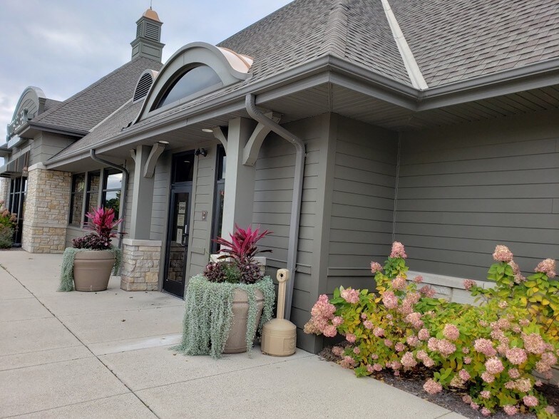 More Photos Of 1290 N Summit Ave, Oconomowoc General Retail For Lease