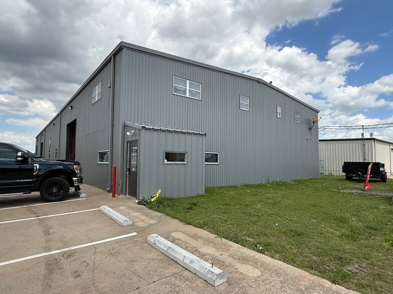 More Photos Of 10041 E 52nd St, Tulsa Manufacturing For Lease