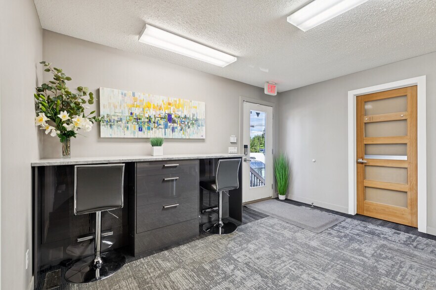 More Photos Of 2632 Crowchild Trl SW, Calgary Office For Sale