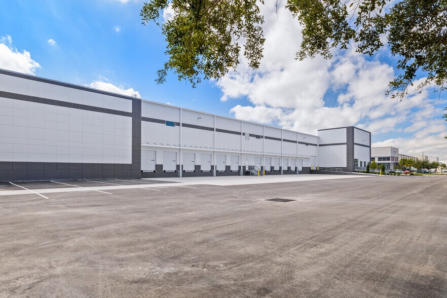More Photos Of 350 Gills Dr, Orlando Distribution For Lease