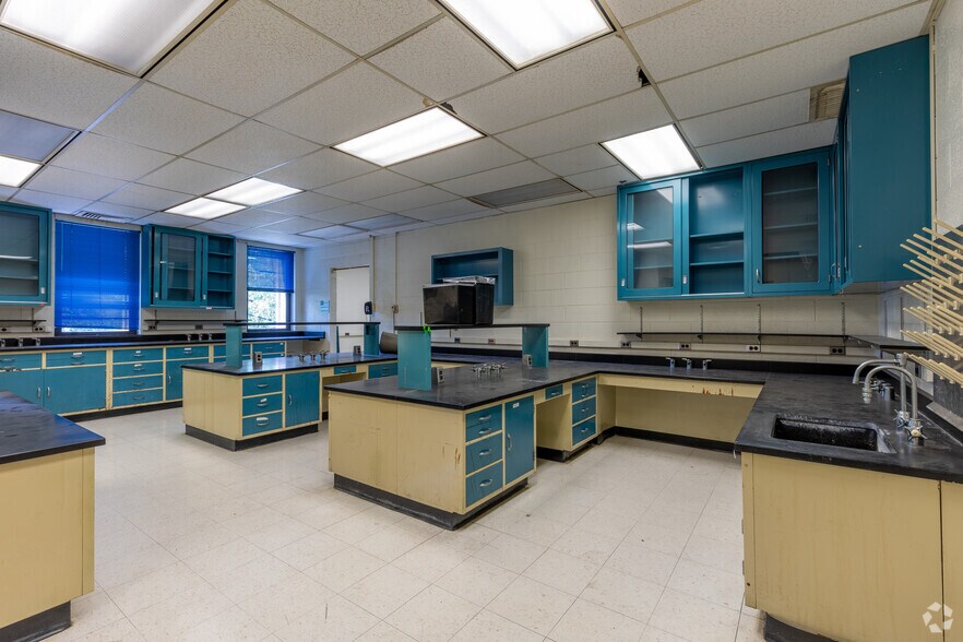 More Photos Of 110 E Warren Ave, Detroit Medical For Lease