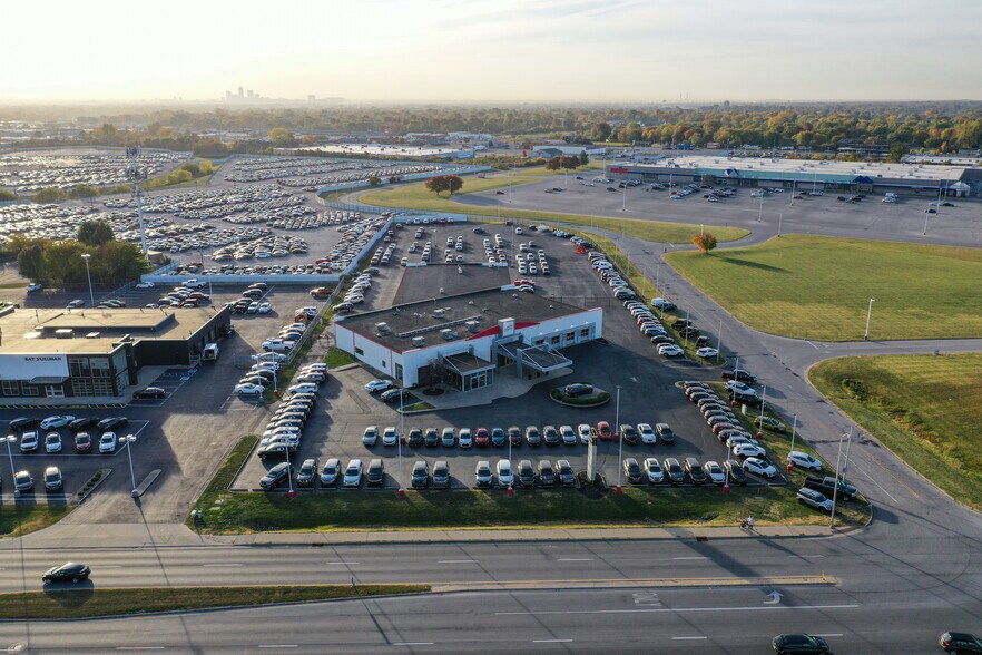 More Photos Of 5303 W Pike Plaza Rd, Indianapolis Auto Dealership For Lease
