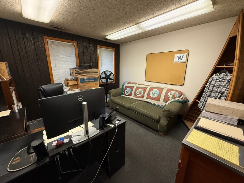 More Photos Of 135 Martin Ln, Elk Grove Village Warehouse For Sale