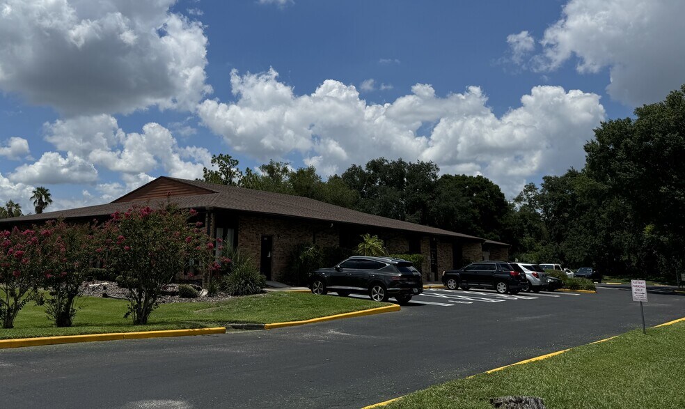 Primary Photo Of 2140 E Edgewood Dr, Lakeland Medical For Lease