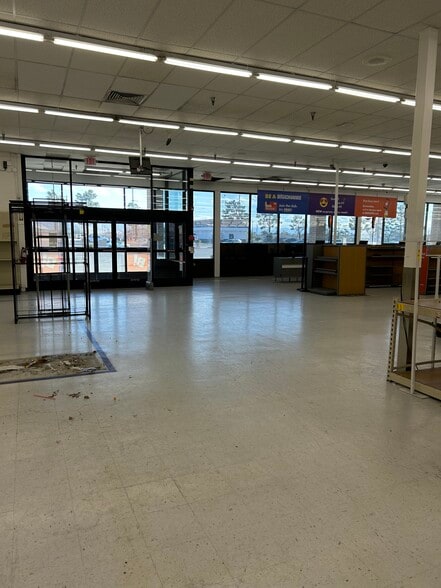 More Photos Of 21510-21660 Bear Valley Rd, Apple Valley Storefront For Lease