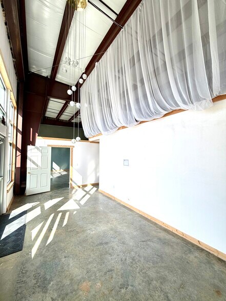 More Photos Of 306 E Chestnut St, Strafford Freestanding For Lease