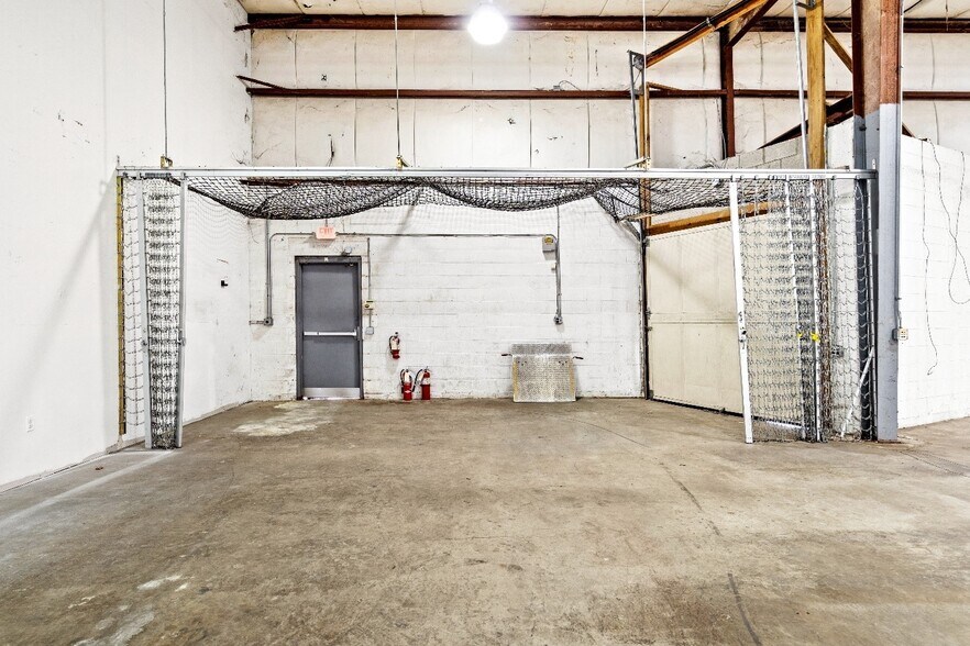 More Photos Of 3 Nami Ln, Hamilton Light Distribution For Lease