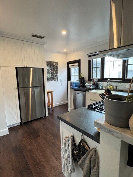 More Photos Of 1208 Poinsettia Dr, West Hollywood Apartments For Sale