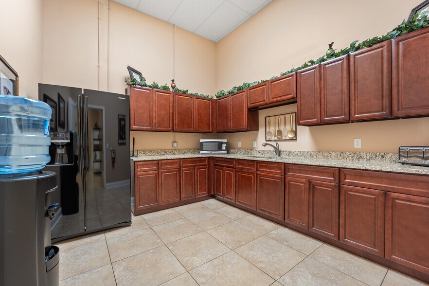 More Photos Of 310 Commerce Lake Dr, Saint Augustine Light Distribution For Lease