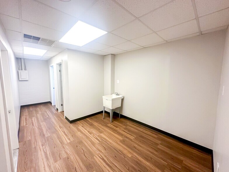 More Photos Of 11720 Warfield St, San Antonio Light Manufacturing For Lease