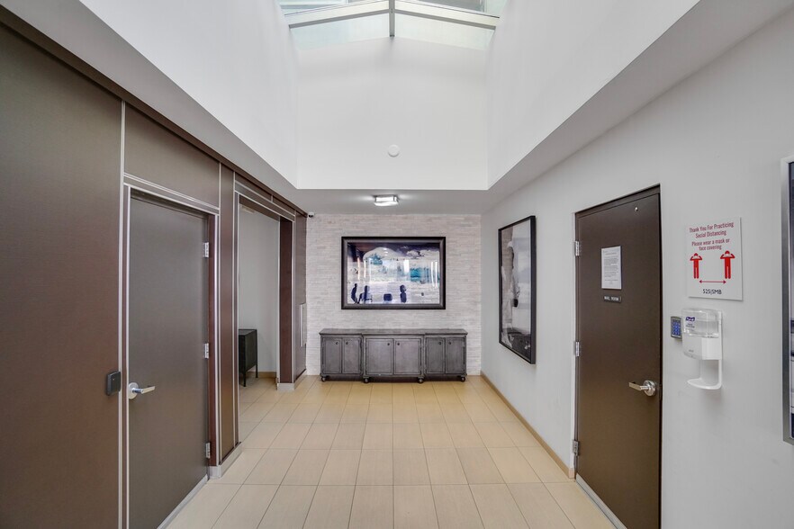 More Photos Of 525 Santa Monica Blvd, Santa Monica Apartments For Sale