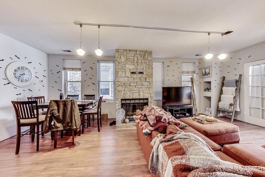 More Photos Of 2965 N Lincoln Ave, Chicago Storefront Retail Residential For Sale