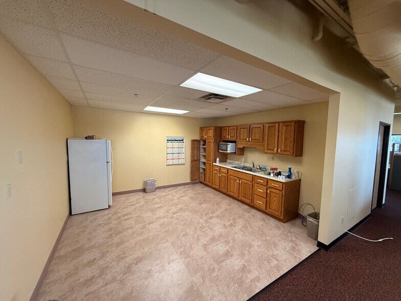 More Photos Of 7522-7528 E Pendleton Pike, Indianapolis Research And Development For Lease