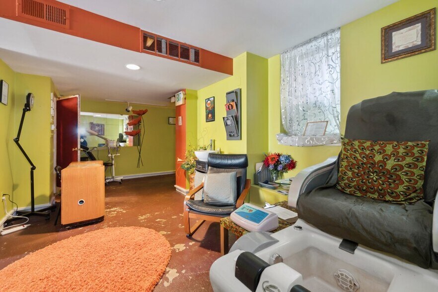 More Photos Of 519-521 N Charles St, Baltimore Office For Sale