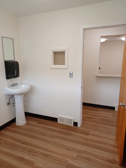 More Photos Of 32905 W 12 Mile Rd, Farmington Hills Medical For Sale