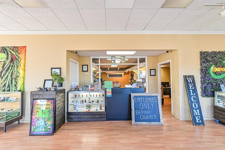 More Photos Of 1102 Mineral Wells Ave, Paris Office For Sale
