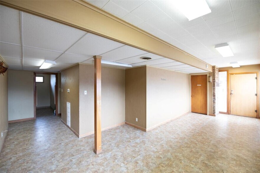 More Photos Of 517 W 2nd St, Elk City Office For Sale