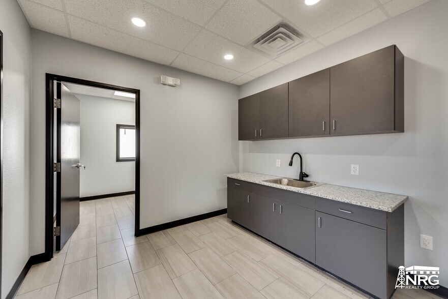 More Photos Of 1208 S Midland Dr, Midland Warehouse For Lease