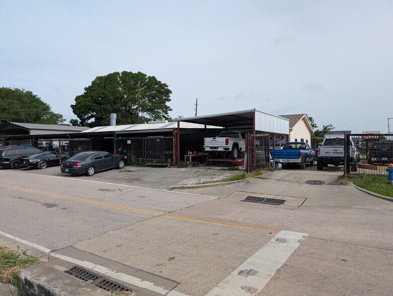 More Photos Of 6503 Brittmoore Rd, Houston Warehouse For Lease