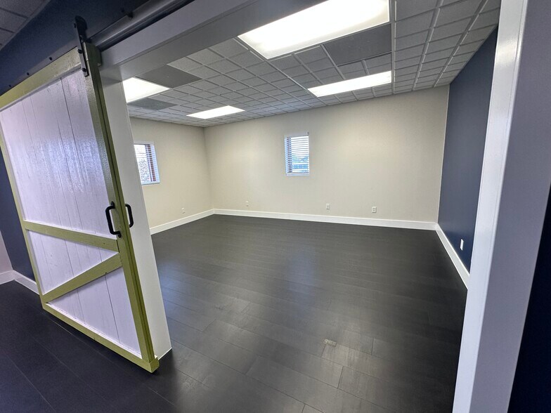 More Photos Of 1255 Erie Ct, Crown Point Light Distribution For Lease