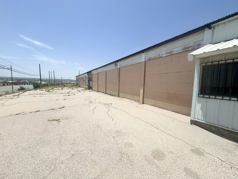 More Photos Of 618 NE 11th st, Big Spring Distribution For Sale
