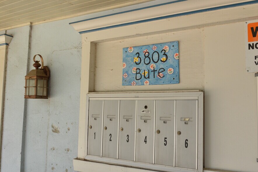 More Photos Of 3803 Bute St, Houston Storefront Retail Residential For Sale