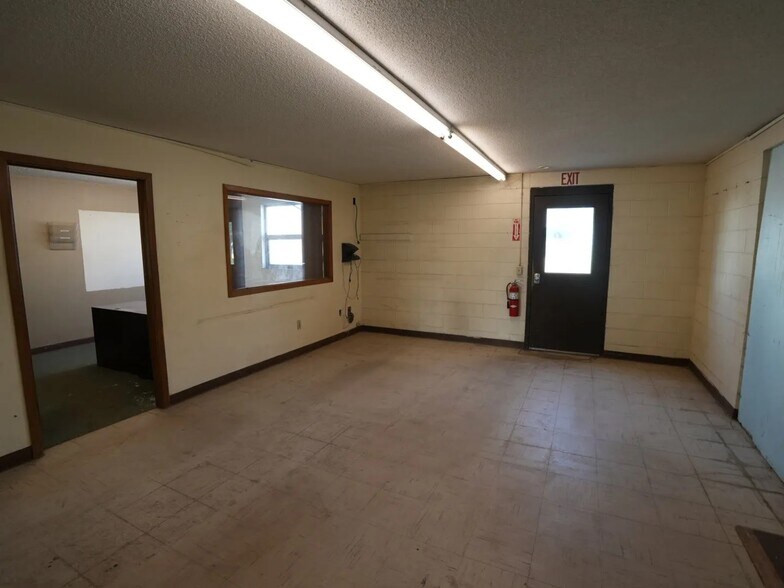 More Photos Of 103 1st St W, Williston Flex For Sale