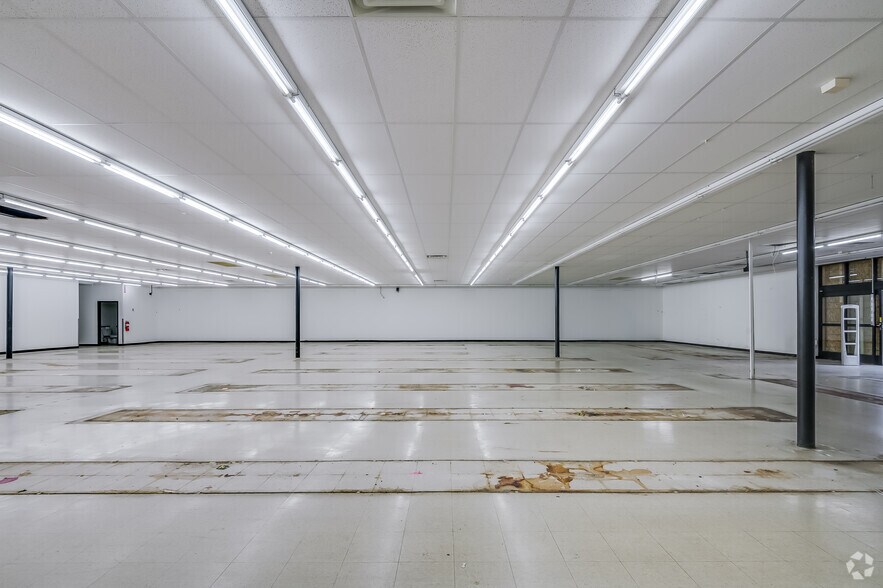 More Photos Of 1300 E Locust St, Milwaukee Convenience Store For Sale