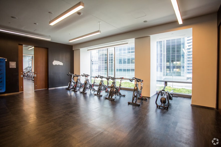 More Photos Of 1800 N Lynn St, Arlington Apartments For Lease