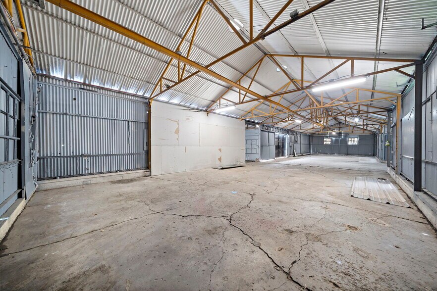 More Photos Of 120 N Bryan St, Houston Warehouse For Lease