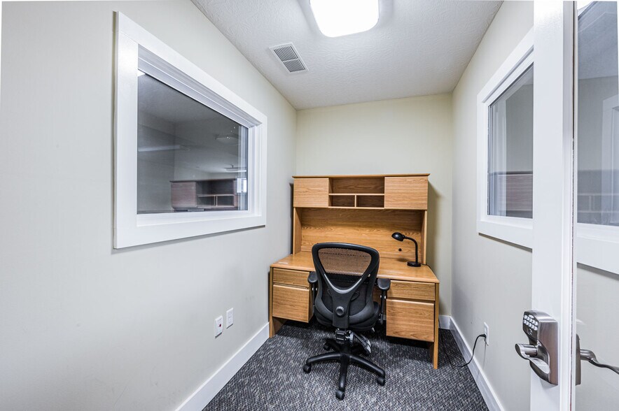 More Photos Of 1502 Westen St, Bowling Green Office For Sale