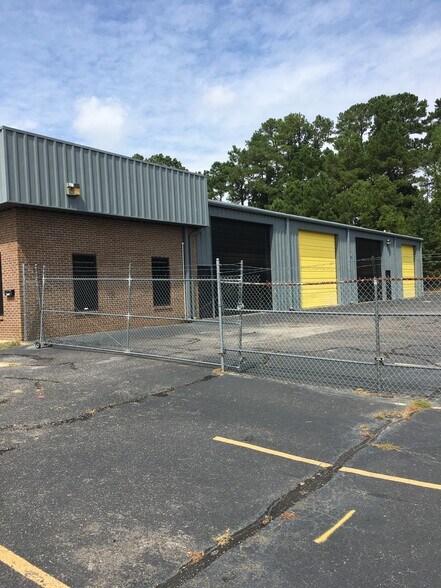 More Photos Of 1033 Pamalee Dr, Fayetteville Health Club For Sale