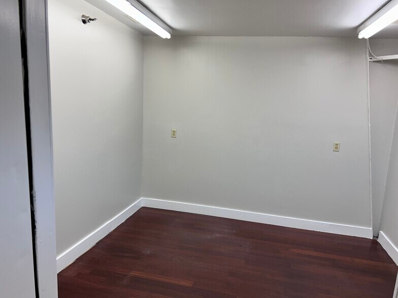 More Photos Of 526-540 Enterprise Dr, Erlanger Light Manufacturing For Lease