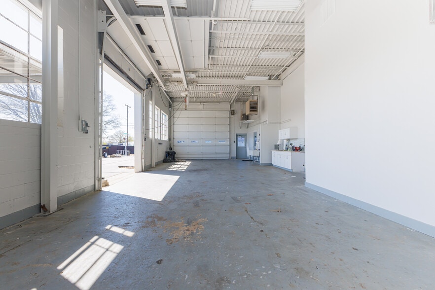 More Photos Of 5513 N Oxford St, Indianapolis Showroom For Lease