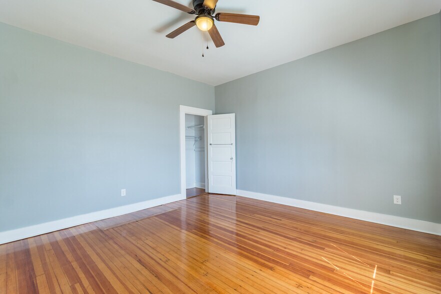 More Photos Of 302 Picadilly St, Columbia Specialty For Sale