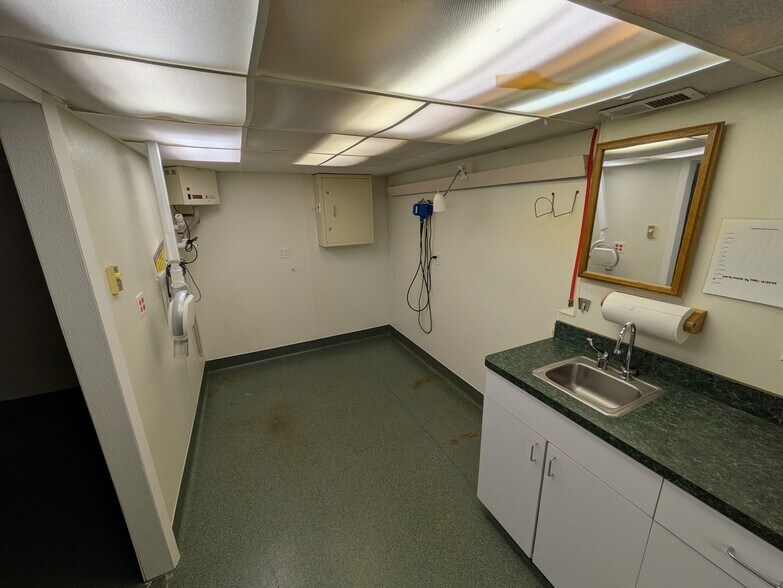 More Photos Of 2527 W Dublin Granville Rd, Columbus Veterinarian Kennel For Sale