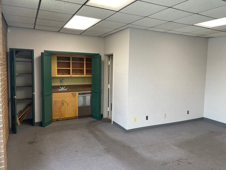 More Photos Of 312 Madison St, Clarksville Office For Sale
