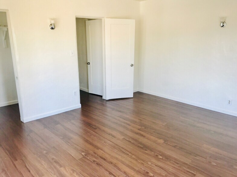 More Photos Of 2853 Buckingham Rd, Los Angeles Multifamily For Sale