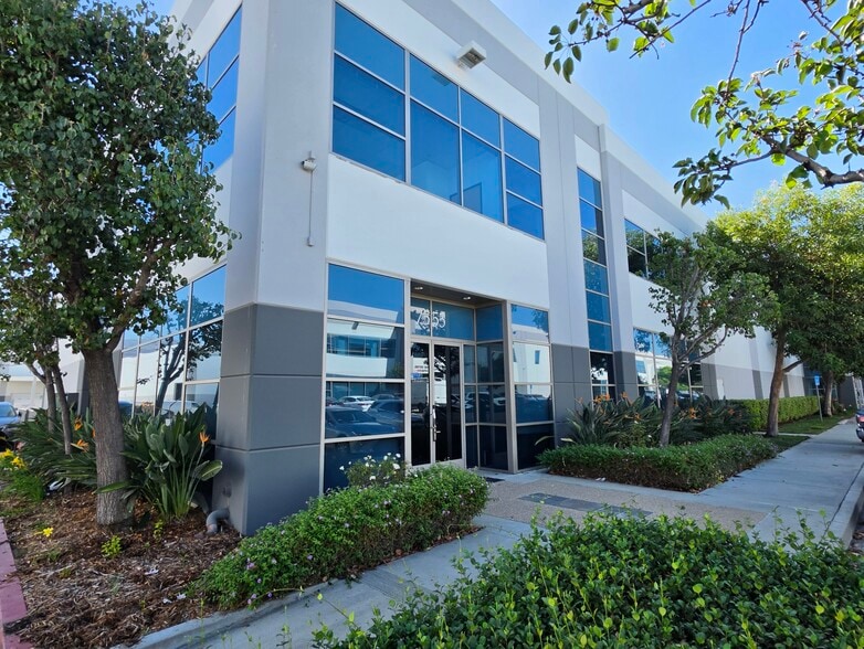 More Photos Of 7555 N San Fernando Rd, Burbank Manufacturing For Lease