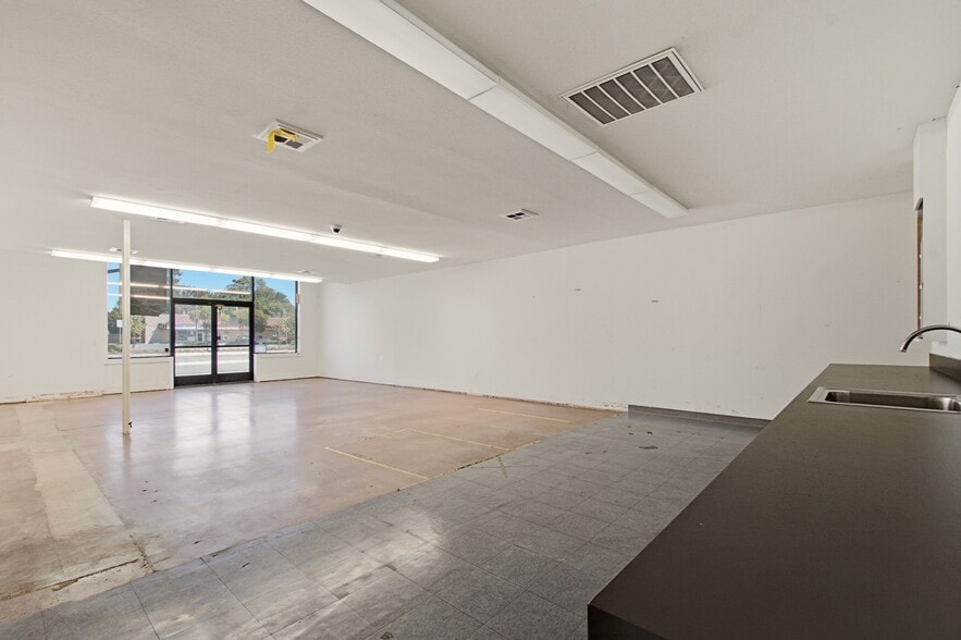 More Photos Of 1319-1323 W Texas St, Fairfield Freestanding For Sale